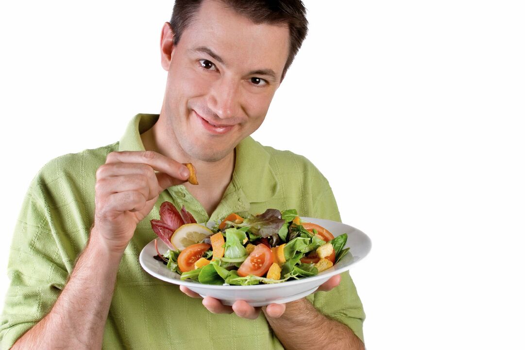 người đàn ông ăn salad rau để có hiệu lực