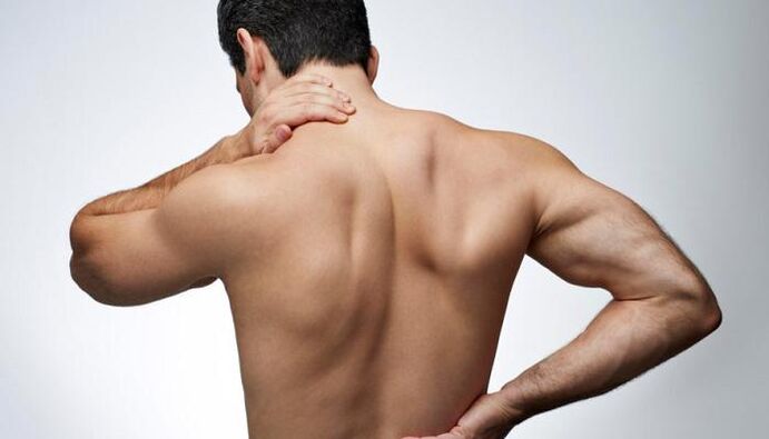 Thoát vị đĩa đệm biểu hiện là đau lưng và góp phần làm suy giảm khả năng sinh lý